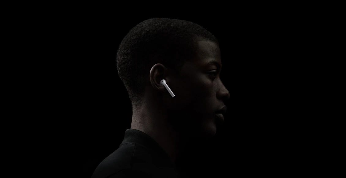 Беспроводные наушники Apple AirPods 2 с зарядным футляром чёрный Беспроводные наушники Apple AirPods 2 с зарядным футляром чёрный - 1